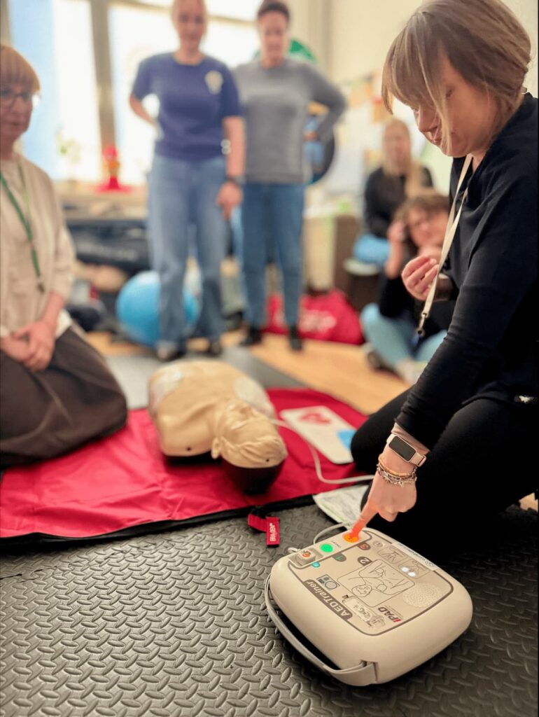Szkolenie z pierwszej pomocy – resuscytacja na fantomie i AED
